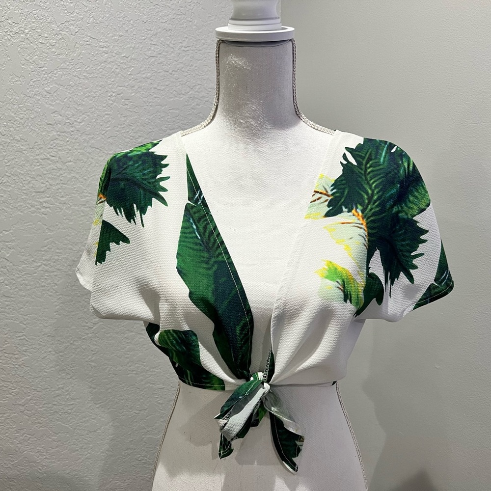 Tied front crop top. Size Medium.